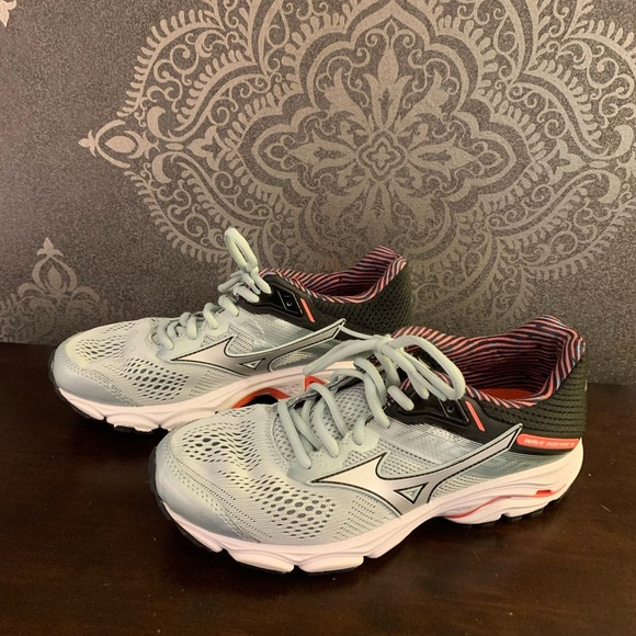 7.5 Silver Mizuno Wave Inspire 15 Sneakers - Picture 1 of 7